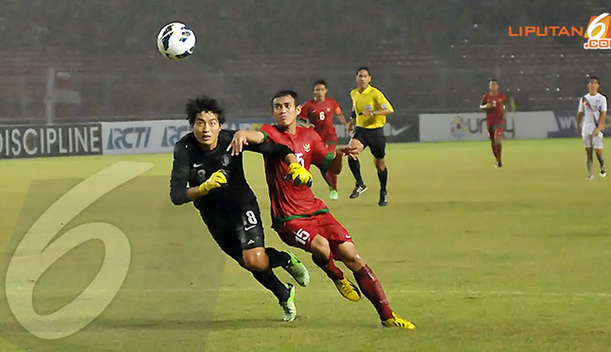 Maldini (nomor 15) berduel memperebutkan bola dengan kiper Korea Selatan Pak Mingyu (Liputan6.com/ Helmi Fithriansyah)