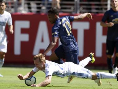 Penyerang Manchester United, Anthony Martial, berebut bola dengan pemain San Jose Earthquakes, Tommy Thompson, di Stadion Levi's, Minggu (22/7/2018). Manchester United ditahan 0-0 dengan San Jose Earthquakes. (AP/D. Ross Cameron)