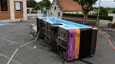 Seorang pria bekerja pada bus kota yang diubah menjadi kolam renang di Gosnay, Prancis Utara pada 15 Juli 2019. Karya seorang seniman Prancis, Benedetto Bufalino ini merupakan bus yang sudah dipensiunkan alias tak layak pakai untuk mengaspal di jalanan kota. (DENIS CHARLET / AFP)