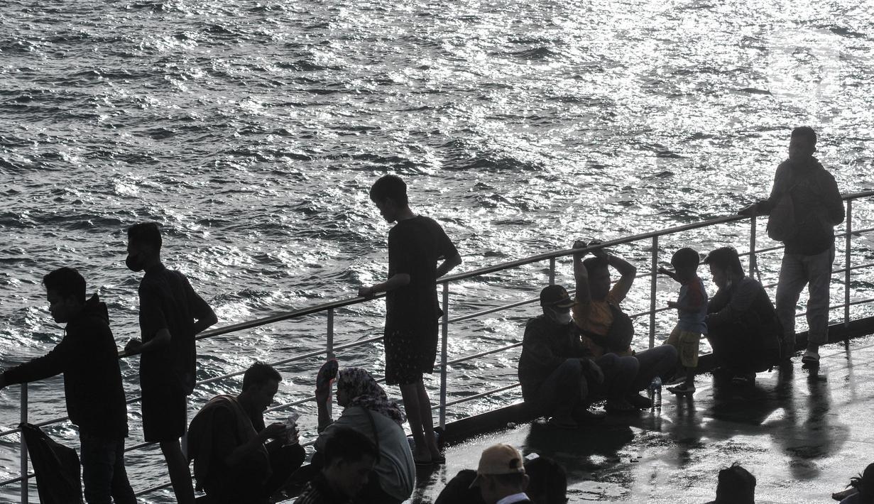 <p>Penumpang berada di deck KMP Adinda Windu Karsa saat perjalanan mudik menuju Pelabuhan Bakauheni, Lampung Selatan, Sabtu (30/4/2022). (merdeka.com/Iqbal S. Nugroho)</p>