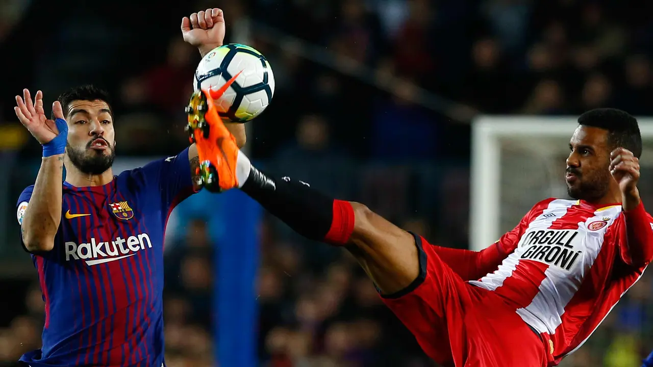 Penyerang Barcelona, Lionel Messi melakukan selebrasi usai mencetak gol ke gawang Girona pada lanjutan La Liga Spanyol di stadion Camp Nou (25/2). Barcelona menang telak 6-1 dan Messi mencetak dua gol di pertandingan ini. (AP Photo/Manu Fernandez)