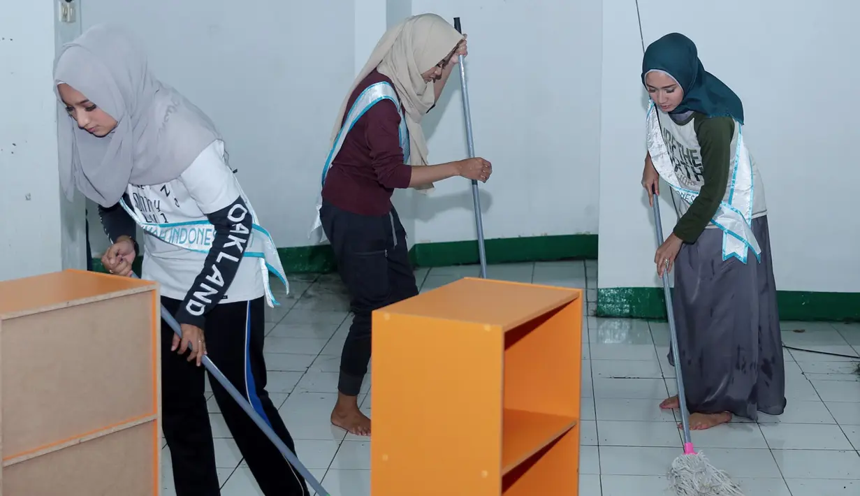 Tak hanya ilmu secara teori yang mereka dapatkan. Setelah itu, para finalis tampak bersemangat ketika mengikuti kegiatan bersih-bersih Musolah. Kali ini Musolah At Taubah di kawasan Kramat Jati, Jakarta Timur, yang dikunjungi. (Deki Prayoga/Bintang.com)