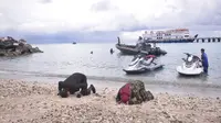 Rompas dan Lumowa sujud syukur begitu tiba di pulau terdepan Indonesia.