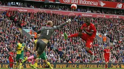 Kiper Norwich, John Ruddy, berebut bola dengan striker Liverpool, Christian Benteke, dalam laga Liga Premier Inggris di Stadion Anfield, Liverpool, Minggu (20/9/2015). (Reuters/Phil Noble)