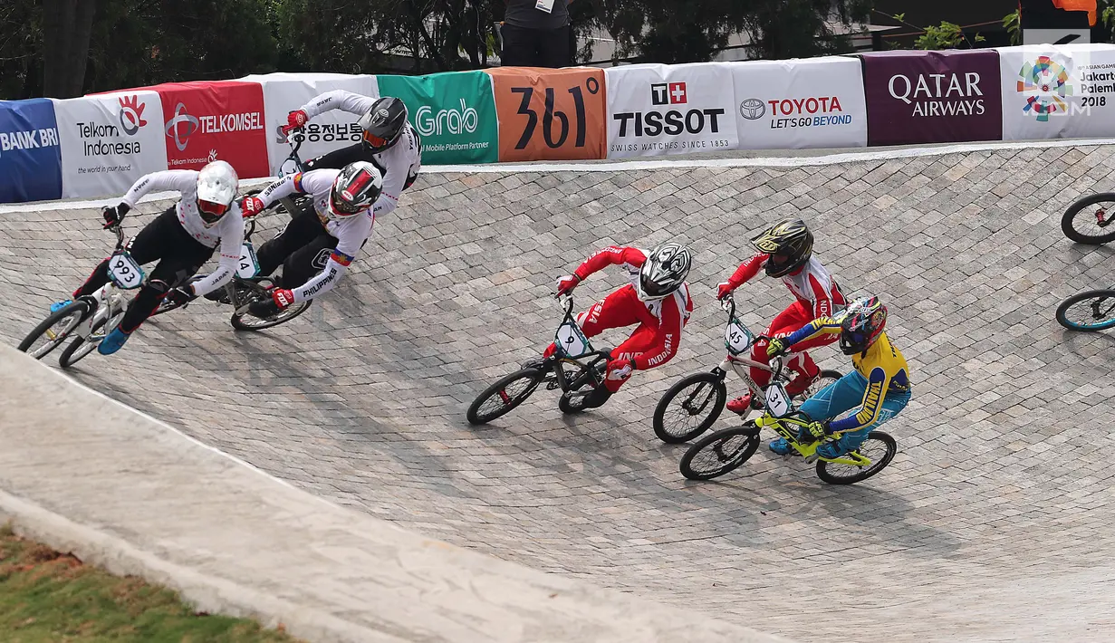 Atlet sepeda BMX putra Asian Games 2018 bertanding pada nomor putra di Pulo Mas International BMX Center, Sabtu (25/8). Pada pertandingan tersebut I Gusti Bagus Saputra finish diurutan kedua. (Liputan6.com/Fery Pradolo)