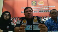 WNA Malaysia yang membuat paspor dengan KTP Elektronik tersebut juga masih memiliki identitas di negara asalnya. Foto (Liputan6.com / Panji Prayitno)