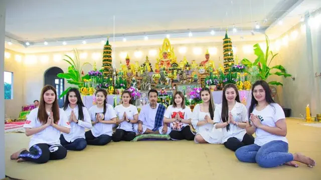 Punya 8 Istri Muda, Seorang Seniman Tato Ini Hidup Harmonis Dalam Satu Atap