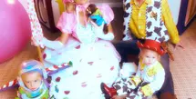 Jelang Halloween, Paris Hilton bersama suami dan anak-anak kompak cosplay karakter Toy Story [@parishilton]