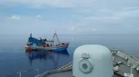 Lagi, dua kapal maling ikan asal Vietnam disergap KRI Usman Harun saat mencuri ikan di perairan Natuna. (foto: Liputan6.com / ajang nurdin)