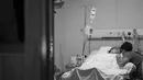 "begitu banyak drama dr demam, hidung mampet dua2 ga bs nafas, posisi bayiku agak miring dijalan lahir sampai terkahir sedikit terlilit 1tali pusar 😂 Alhamdulilahh berkat kegigihan dokter dan para bidan masih bisa lahiran normal," lanjutnya.