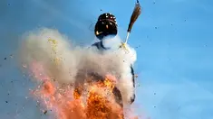 Upacara pembakaran Böögg saat karnaval khas Zurich di Swiss, Senin (24/4). Böögg adalah boneka salju raksasa sebagai simbolisasi musim dingin. (AFP PHOTO / Michael Buholzer)