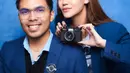 Usai memilih perhiasan, mereka terlihat melakukan pemotretan bak prewedding. Bertema anak kuliahan, Thariq dan Aaliyah tampil jadi lebih muda. (Liputan6.com/IG/@aalthor.vibes)