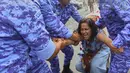 Petugas kepolisian menahan seorang demonstran saat aksi unjuk rasa yang menuntut pengunduran diri Ketua Komisi Pemilihan Umum India, Gyanesh Kumar, di New Delhi, India, Minggu (11/10/2026). (AP Photo/Prabhat Mehrota)