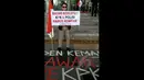 Pong Harjatmo, menggelar unjuk rasa seorang diri di Komisi Pemberantasan Korupsi (KPK), Jakarta, Rabu (28/1/2015). Pong Harjatmo menyerukan agar KPK - Polri kompak untuk memberantas korupsi yang merugikan rakyat Indonesia. (Liputan6.com/Andrian M Tunay)