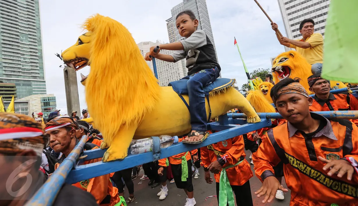 Anak-anak diarak dengan Sisingaan Jaipong dalam parade kebudayaan "Aksi Kita Indonesia" di Bundaran HI, Jakarta, Minggu (4/12). Parade kebudayaan itu menampilkan berbagai pertunjukan kesenian dari Sabang sampai Merauke.  (Liputan6.com/Fery Pradolo)