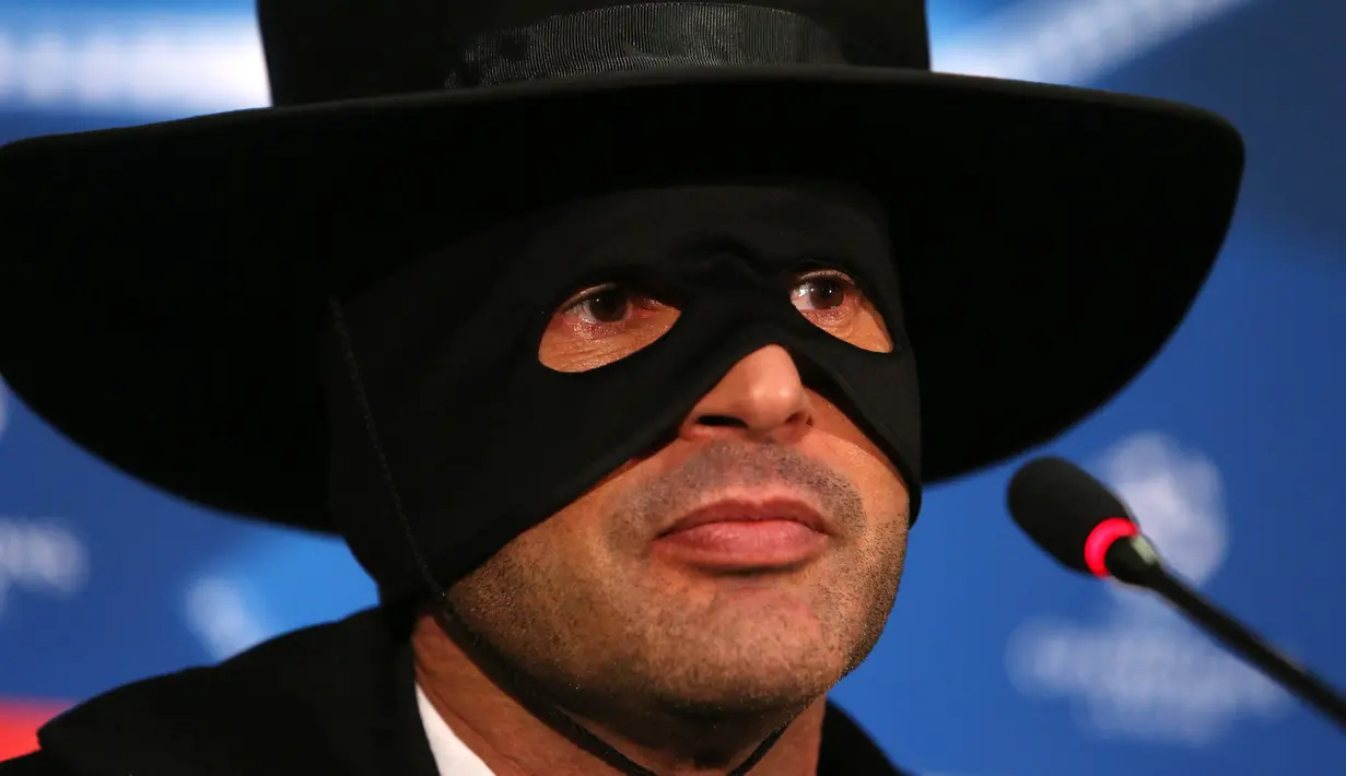 Pelatih Shakhtar Donetsk, Paulo Fonseca berkostum Zorro dalam jumpa pers di Metalist Stadium, Kamis (7/12). Fonseca memenuhi janjinya berdandan ala Zorro seusai mengantar Shakhtar Donetsk lolos ke babak 16 besar Liga Champions. (STANISLAS VEDMID/AFP)