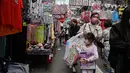 Orang-orang berbelanja dekorasi menjelang Tahun Baru Imlek di Hong Kong pada 26 Januari 2022. Tahun Baru Imlek untuk masyarakat Tionghoa atau China di seluruh dunia pada tahun ini akan jatuh pada tanggal 1 Februari 2022. (Peter PARKS / AFP)