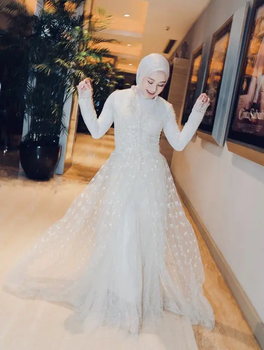 <p>Saat gala premiere film Cinta Subuh, Dinda Hauw tampak anggun mengenakan dress model lace dari desainer Indonesia Sapto Djojokartiko.&nbsp;@dindahw</p>