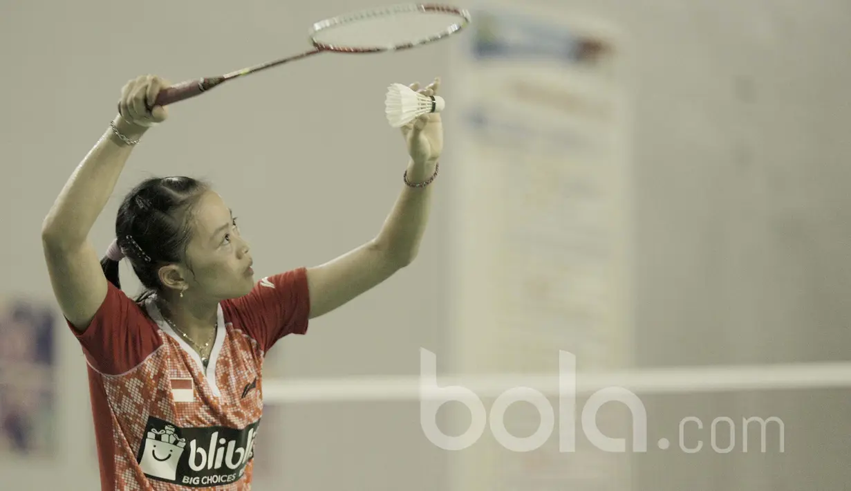 Pebulu tangkis tunggal putri, Fitriani, saat bertanding dalam  simulasi Piala Sudirman 2017 di lapangan Pelatnas PBSI, Jakarta, Sabtu (13/5). Simulasi untuk mematangkan persiapan menuju Piala Sudirman di Australia. (Bola.com/Peksi Cahyo)