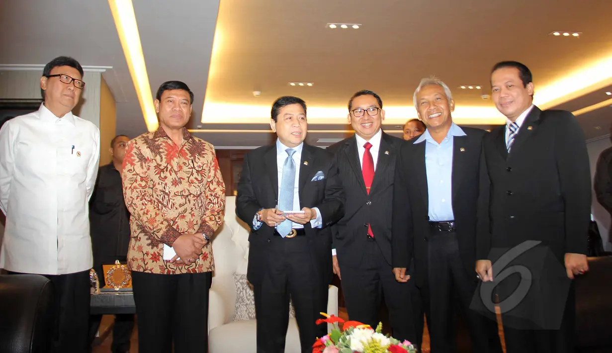 Menko Polhukam Tedjo Edhy (kiri) dan Mendagri Tjahjo Kumolo (kedua kiri) menemui pimpinan DPR RI di Komplek Parlemen, Senayan, Jakarta, Rabu (1/4/2015). Pertemuan tersebut terkait pengajuan calon Kapolri Komjen Badrodin Haiti. (Liputan6.com/Helmi Afandi)