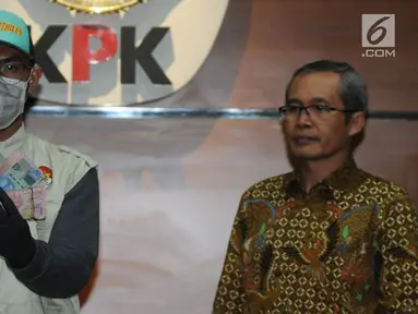 Petugas dan Wakil Ketua KPK Alexander Marwata menunjukkan barang bukti hasil Operasi Tangkap Tangan di Yogyakarta saat konferensi pers di Jakarta, Selasa (20/8/2019). KPK menetapkan dua jaksa dan seorang pengusaha sebagai tersangka dalam OTT pada Senin (19/8) di Yogyakarta. (merdeka.com/Dwi Narwoko)