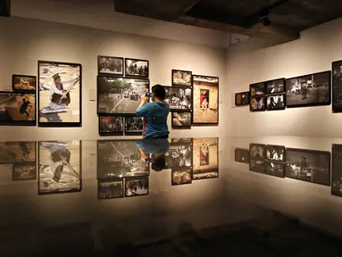 Pengunjung mengamati karya foto yang dipajang dalam pameran bertajuk Arkamaya di Galeri Foto Jurnalistik Antara, Jakarta, Selasa (5/4). Pameran yang berlangsung hingga 1 Mei 2016. (Liputan6.com/Immanuel Antonius)