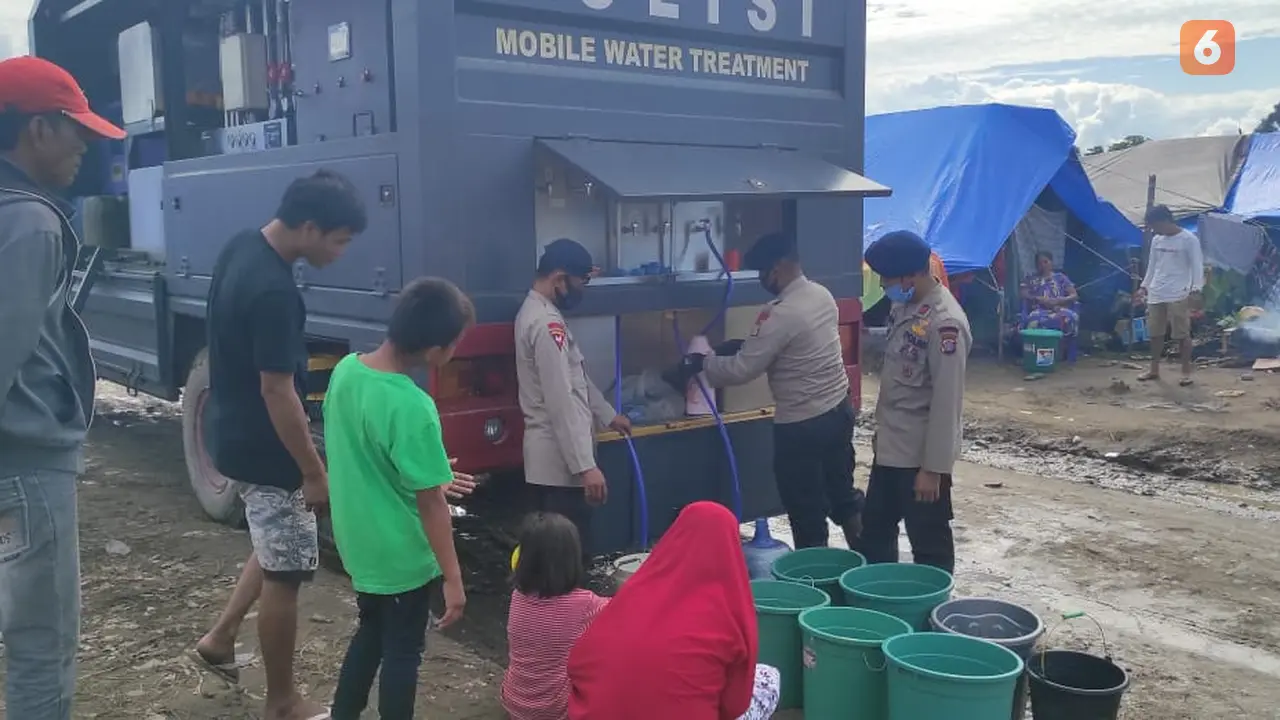 personel Satbrimob Polda Sulteng memasok air bersih di masamba