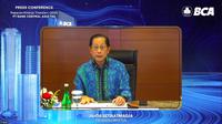 Presiden Direktur PT Bank Central Asia Tbk, Jahja Setiaatmadja, dalam konferensi pers kinerja BCA Kuartal I 2025, Rabu (23/5/2025). (Pipit/Liputan6.com)