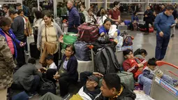 Bandara internasional Lima menghentikan penerbangan selama hampir 12 jam semalam karena sistem penerangan di satu-satunya landasan pacu tidak berfungsi yang berdampak pada ribuan penumpang. (Juan Carlos CISNEROS / AFP)