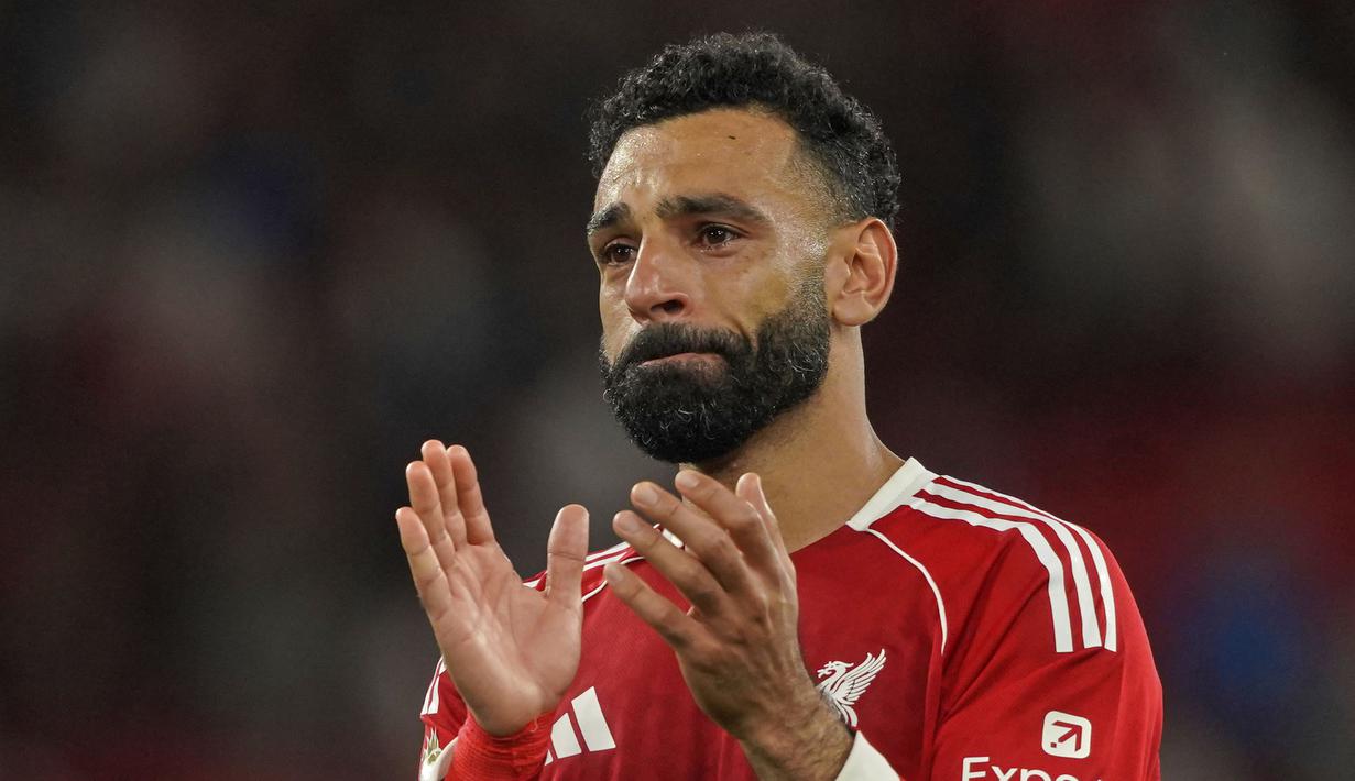 Pemain Liverpool, Mohamed Salah tak kuasa menahan air matanya saat memberikan penghormatan untuk mendiang Diogo Jota setelah laga Liga Inggris 2024/2025 melawan Bournemouth di Anfiled, Liverpool, Inggris, Jumat (15/08/2025) waktu setempat. (AP Photo/Ian Hodgson)