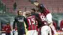 Para pemain AC Milan merayakan kemenangan atas Torino pada laga Coppa Italia di Stadion San Siro, Selasa (12/1/2021). AC Milan menang adu penalti dengan skor 5-4. (AP/Antonio Calanni)