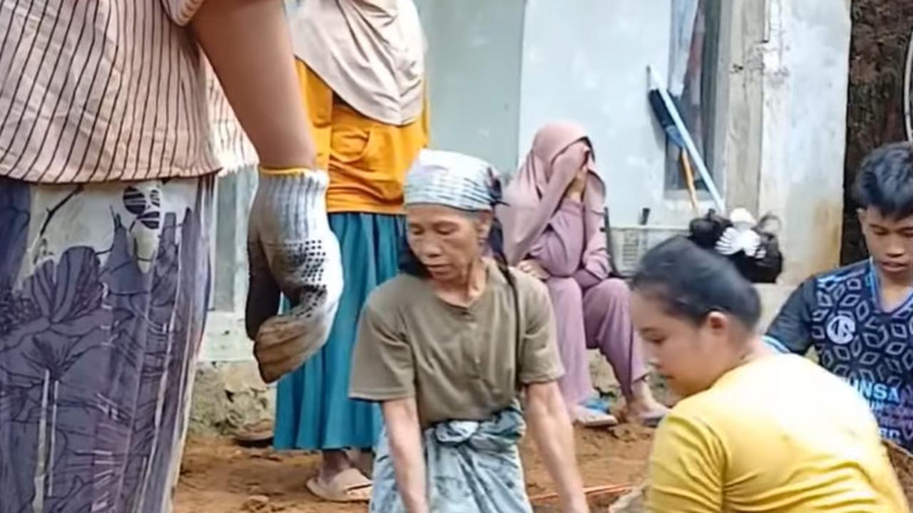 Aksi emak-emak kompak gotong royong membangun jalan di Tasikmalaya