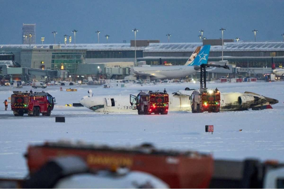 Pesawat Delta Airlines terbalik saat mendarat di Bandara Toronto Kanada