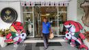 Pengunjung keluar dari toko Merchandise Piala Dunia U-17 di Surabaya Kriya Gallery (SKG) Siola yang terletak di Jalan Tunjungan, Surabaya. (Bola.com/Bagaskara Lazuardi)