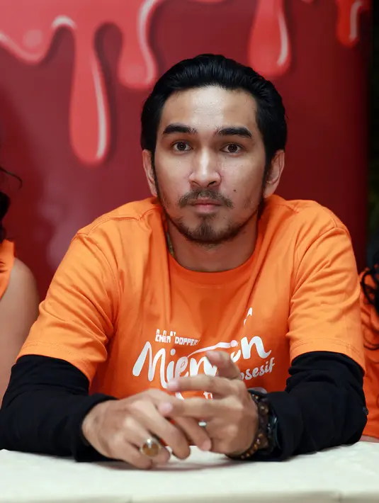 "Dari awal oke sampai syuting terus observasi. Lumayan susah karena bukan gitu karakter aslinya. Seringnya nonton dvd, observasi ke temen-temen yang melambai seperti make up artis," tutur Amec. (Deki Prayoga/Bintang.com)