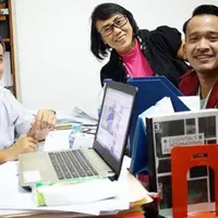 Ruben Onsu bersama Dekan-nya saat mengikuti Ujian Tengah Semester (Instagram/@ruben_onsu)