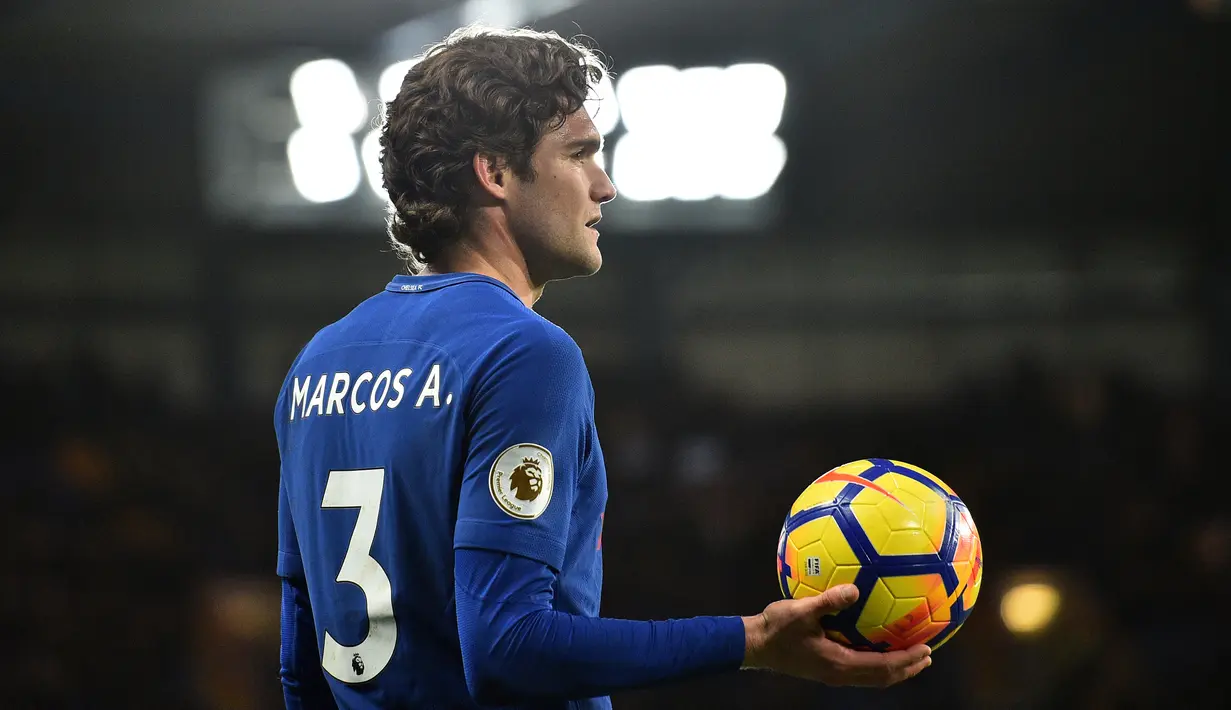 Pemain Chelsea, Marcos Alonso, memberikan isyarat saat menjamu Bournemouth pada laga pekan ke-25 Premier League 2017-2018 di Stamford Bridge, Rabu (31/1). Chelsea menderita kekalahan telak 0-3 dari tamunya Bournemouth. (Glyn KIRK/AFP)