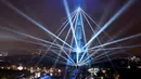 Pemandangan Menara Eiffel dan laser yang menerangi langit, selama upacara pembukaan Olimpiade Paris 2024, Jumat (26/7/2024). (Cheng Min / POOL / AFP)