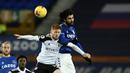 Gelandang Fulham, Harrison Reed (kiri) berduel udara dengan gelandang Everton, Andre Gomes dalam laga lanjutan Liga Inggris 2020/21 pekan ke-24 di Goodison Park, Liverpool, Minggu (14/2/2021). Fulham menang 2-0 atas Everton. (AP/Michael Regan/Pool)