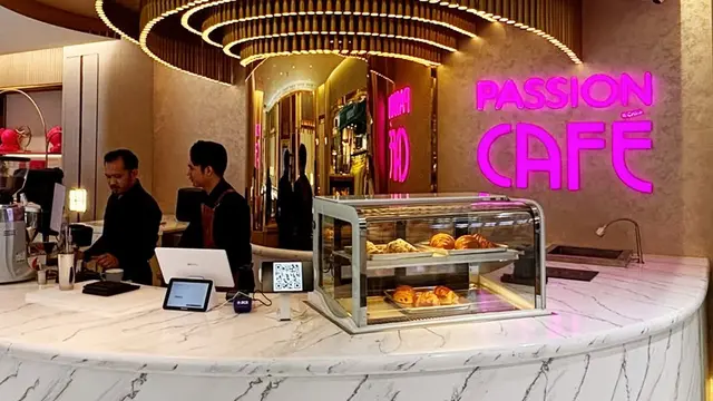 Kafe Terbaru dengan Nuansa Fuschia Sambil Lihat Berlian. [@passionfushsiacafe]