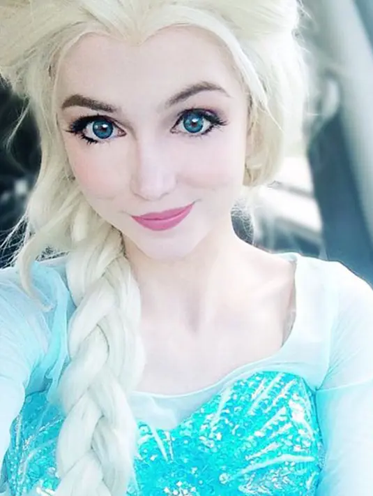 Penampilan Sarah Ingle sebagai Ratu Elsa, ratu cantik dengan kekuatan menciptakan udara dingin dalam film FROZEN yang super terkenal itu. (instagram.com/sarah_e_ingle)