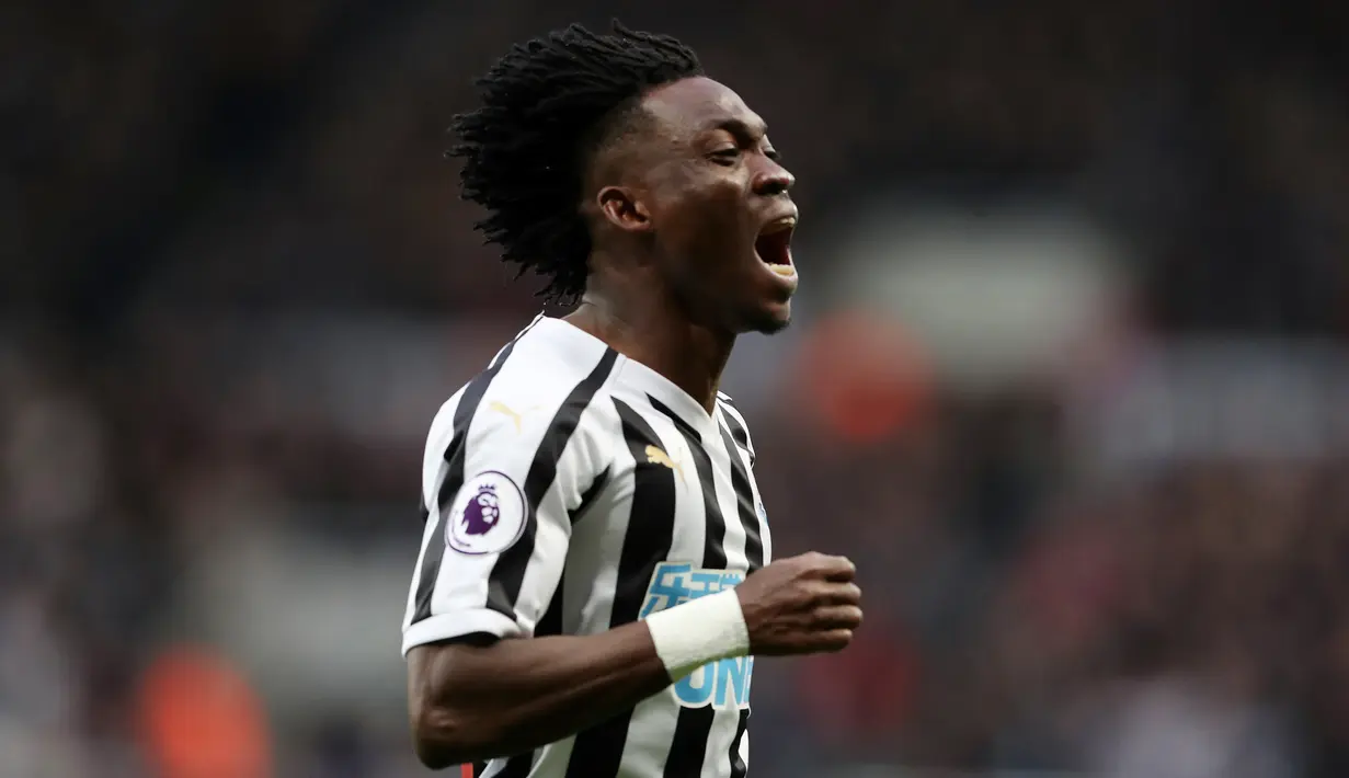 Gelandang Newcastle United, Christian Atsu selebrasi usai mencetak gol ke gawang Liverpool pada pertandingan lanjutan Liga Inggris di St James 'Park (4/5/2019). Liverpool menang tipis atas Newcastle 3-2. (Reuters/Scott Heppell)