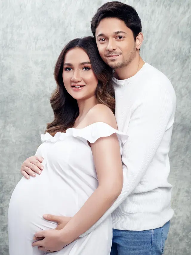 Tampil Kompak, Intip 5 Potret Maternity Shoot Tengku Dewi dan Andrew Andika bertema Putih