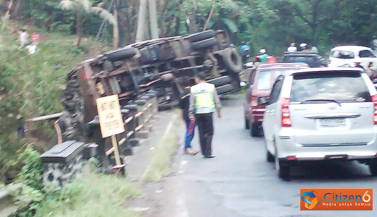 Citizen6, Tabanan: Kecelakan ini terjadi di Jalan Denpasar-Gilimanuk, Tabanan, Bali, tepatnya di Jembatan Banjar Samsam, Kecamatan Kerambitan. Kecelakaan ini menyebabkan supir dan kernet truk mengalami luka yang serius. (Pengirim: Wayan Merta Youana)