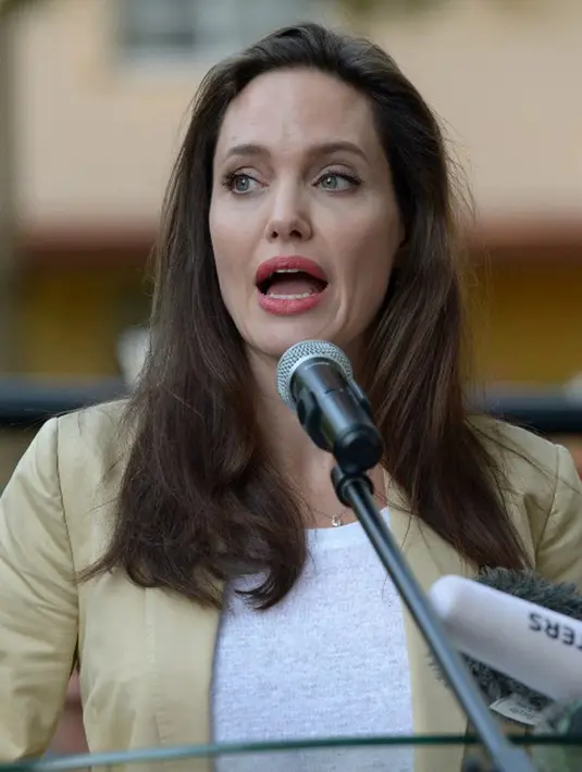 Belum lama ini Jolie pun kembali dalam kegiatan sosial tersebut dengan melakukan kunjungan ke Kenya, dan ini sudah yang ke tiga kalinya. Kedatangannya kali itu untuk menghibur para pengungsi yang masih remaja. (AFP/Bintang.com)