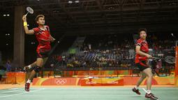 Sejak awal laga Tontowi Ahmad/Liliyana Natsir bermain baik sehingga membuat pasangan nomor satu dunia asal China itu kesulitan mengembangkan permainan. (Reuters/Jeremy Lee)