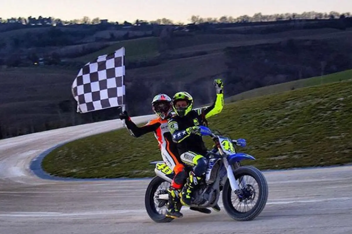 Valentino Rossi (kanan) dan Luca Marini