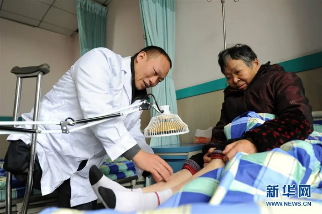 Ji kehilangan kaki kanannya sejak umur 14 tahun. Tapi dia tetap mengabdi untuk membantu warga di desa | Sumber Foto: shanghaiist.com