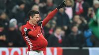 Penyerang Bayern Muenchen, Robert Lewandowski berselebrasi usai mencetak gol ke gawang Atletico Madrid di Liga Champions Grup D di Munich, Jerman, (7/12). Gol Lewandowski Mengantar Muenchen menang atas Atletico Madrid 1-0. (AFP PHOTO/Christof Stache)