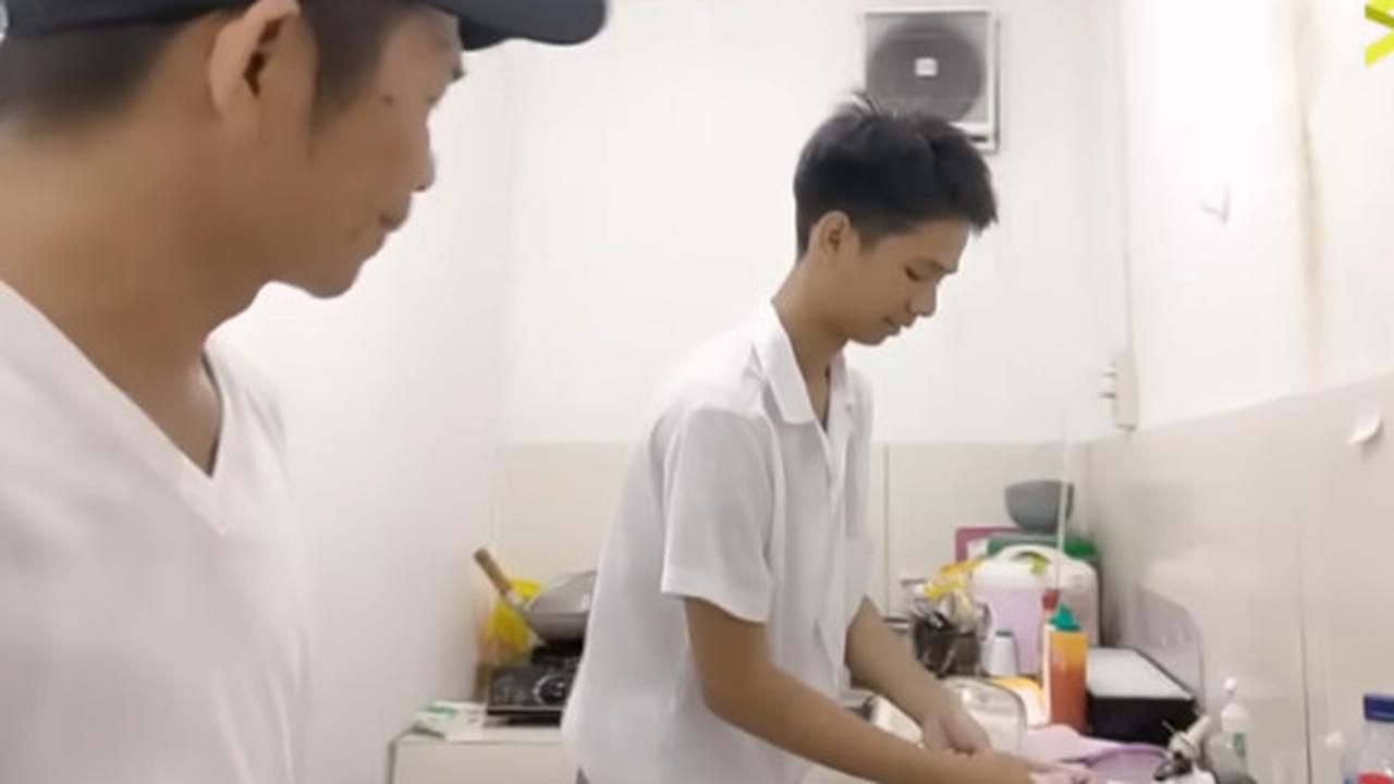 Tak Gengsi, Pulang Sekolah Anak Bupati Purwakarta Kerja Cuci Piring di Kafe